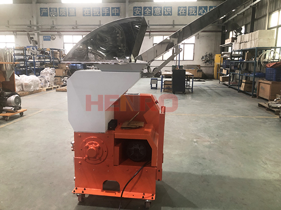 <p>     　　塑料破碎機(jī)選型有很多需要注意的事項(xiàng)，蘊(yùn)含著很強(qiáng)的技術(shù)考量。從破碎效率到成品質(zhì)量，每一個(gè)環(huán)節(jié)都充滿了學(xué)問。本文恒榮機(jī)械的小編就來詳細(xì)分析下塑料破碎機(jī)選型需要提供哪些參數(shù)。 </p> <p>     　　一、粉碎物料 </p> <p>     　　塑料種類很多，硬質(zhì)塑料如硬質(zhì)聚氯乙烯、聚苯乙烯，它們堅(jiān)硬如石，更適合壓縮式或沖擊式的破碎機(jī)；而韌性塑料如聚酸胺、ABS塑料，柔軟而堅(jiān)韌，更適合剪切式破碎機(jī)。 </p> <p>     　　二、篩網(wǎng)孔徑 </p> <p>     　　孔徑越小，破碎后的塑料顆粒便越細(xì)膩，但出料速度也會(huì)逐漸放緩，因此需根據(jù)實(shí)際需求，選擇合適的篩網(wǎng)孔徑。 </p> <p>     　　三、規(guī)格和型號(hào) </p> <p>     　　不同的破碎用途和塑料處理量，都需要您選擇最合適的機(jī)型。例如，對(duì)于需要高細(xì)度粉碎的物料，具備多級(jí)粉碎功能的設(shè)備將是您的理想之選。 </p> <p>     　　四、破碎能力 </p> <p>     　　塑料制品的大小、硬度和韌性，這些因素將決定您所需的破碎能力。電機(jī)功率越大，破碎能力便越強(qiáng)，但相應(yīng)的，耗能也會(huì)水漲船高。 </p> <p>     　　五、安全性選擇配備安全保護(hù)裝置的破碎機(jī)，如自動(dòng)停機(jī)、過載保護(hù)等，將為您的生產(chǎn)提供堅(jiān)實(shí)的安全保障。 </p> <p>     　　六、設(shè)備品牌和質(zhì)量同樣重要。知名品牌的設(shè)備，往往品質(zhì)與售后都有保障，且享有較長(zhǎng)的質(zhì)保周期，為您的投資保駕護(hù)航。 </p> <p>     　　除了以上這些參數(shù)，我們還需要關(guān)注成本，在預(yù)算范圍內(nèi)，選擇性價(jià)比最高的機(jī)器，將是明智之舉。還有什么不清楚的可以咨詢恒榮機(jī)械官網(wǎng)客服熱線：13829258647。 </p>